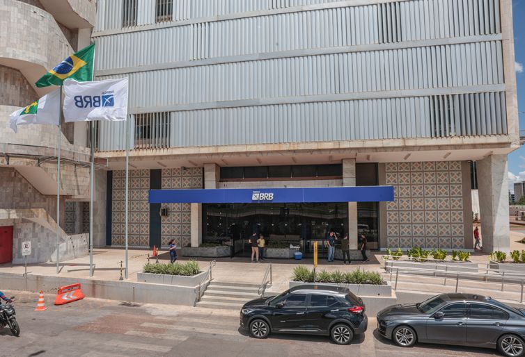 Brasília (DF), 19/11/2025 – Fachada do prédio do banco de Brasília (BRB).  Em março de 2025, o conselho do Banco BRB aprovou a compra de 58% do capital do Banco Master, valor estimado em R$ 2 bilhões.
O acordo previa que o BRB, uma sociedade de capital e controlada majoritariamente pelo Governo do Distrito Federal (GDF)
Foto: Joédson Alves/Agência Brasil