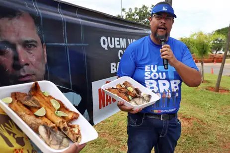Brasília (DF), 16/04/2026 - Manifestante oferece marmitas durante manifestação em Frente ao BRB. Foto: Valter Campanato/Agência Brasil